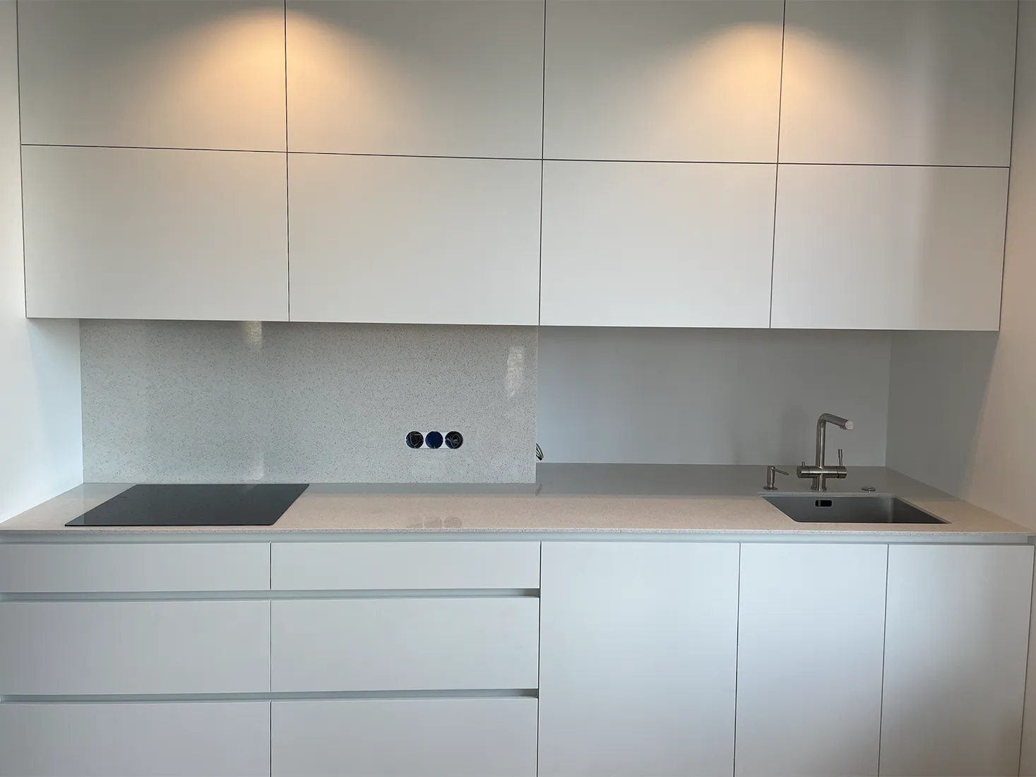 Фартух та стільниця з кварцового каменю Atem White 0016 — фото 1 — MAS — Modern Acrylic Stone