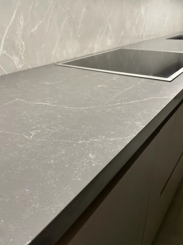 Кухонна стільниця з кварцу Atem Statuario Grey 1105 — фото 3 — MAS — Modern Acrylic Stone