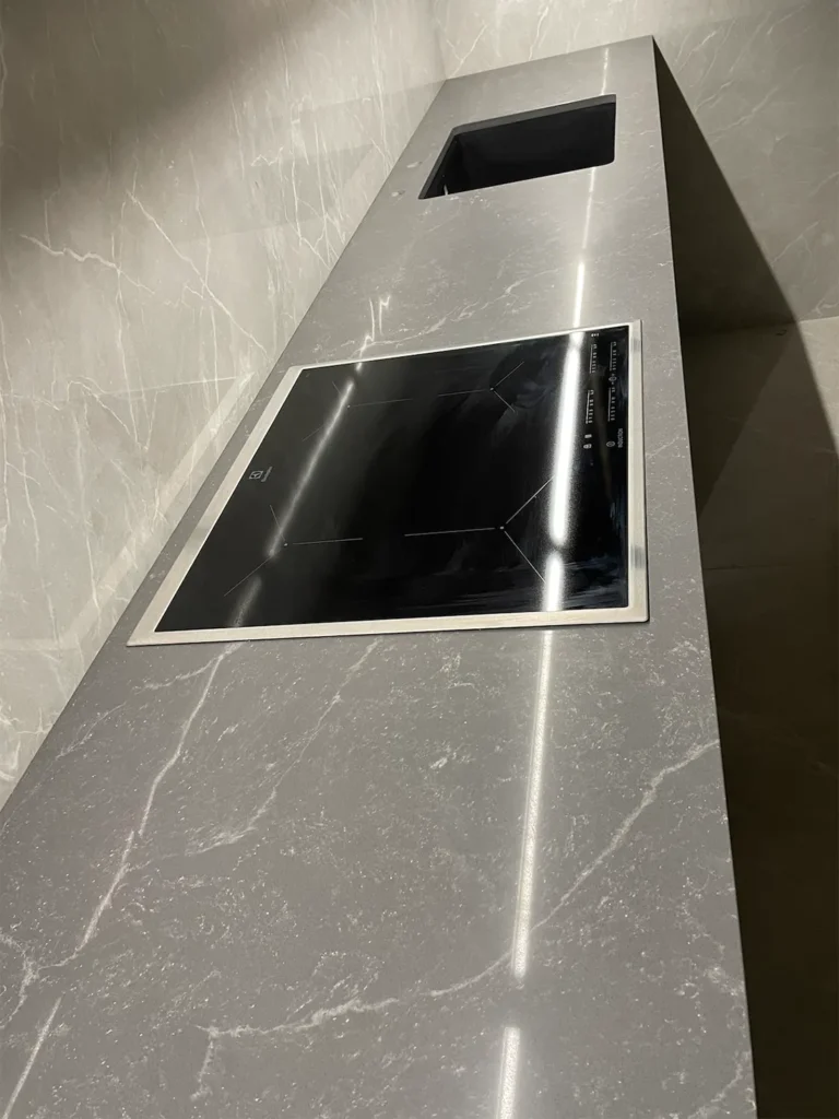 Кухонна стільниця з кварцу Atem Statuario Grey 1105 — фото 5 — MAS — Modern Acrylic Stone