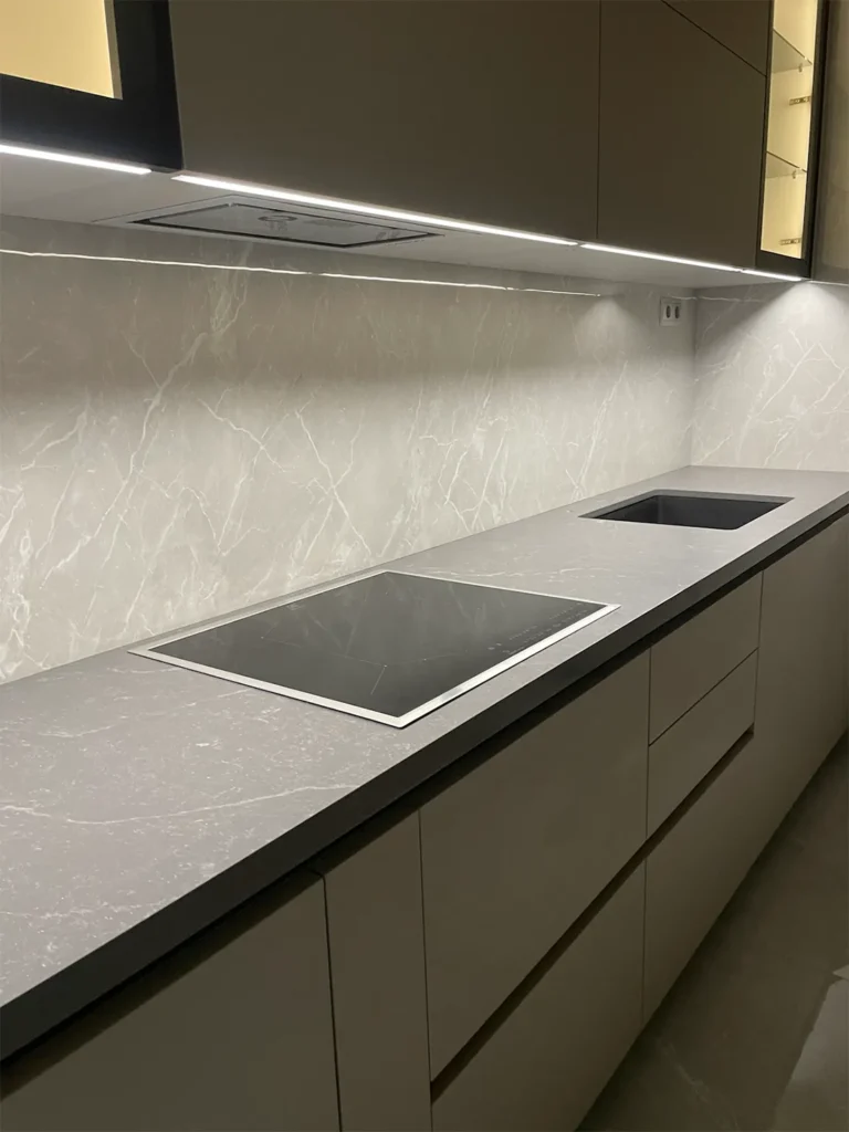 Кухонная столешница из кварца Atem Statuario Grey 1105 — фото 2 — MAS — Modern Acrylic Stone