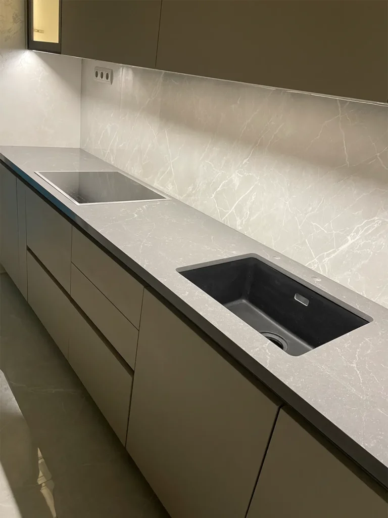 Кухонная столешница из кварца Atem Statuario Grey 1105 — фото 4 — MAS — Modern Acrylic Stone