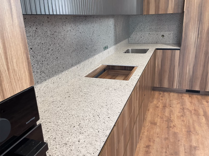 Кутова стільниця та фартух з кварцового каменю Atem Grey Ice 005 — фото 1 — MAS — Modern Acrylic Stone