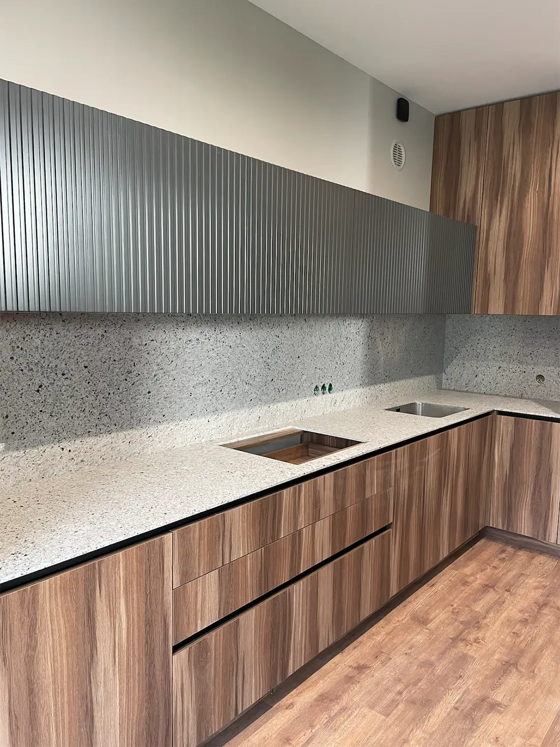 Кутова стільниця та фартух з кварцового каменю Atem Grey Ice 005 — фото 2 — MAS — Modern Acrylic Stone