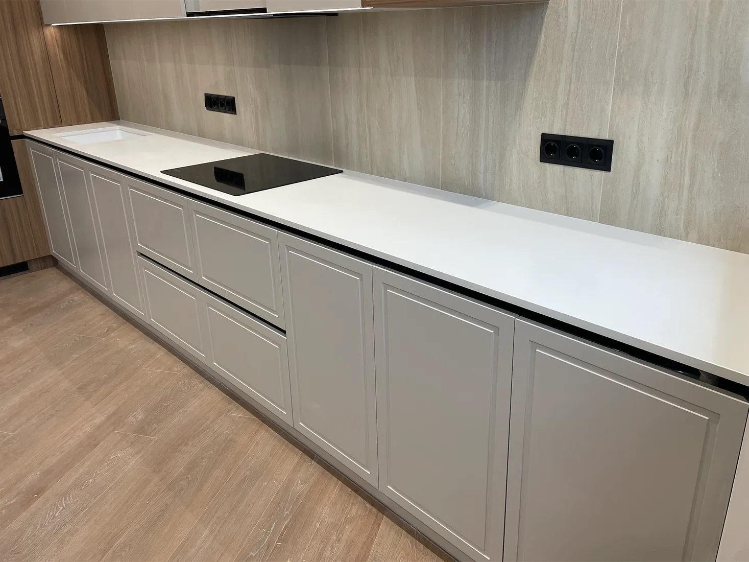 Пряма стільниця на кухню з кварцу Atem White 1117 — фото 3 — MAS — Modern Acrylic Stone