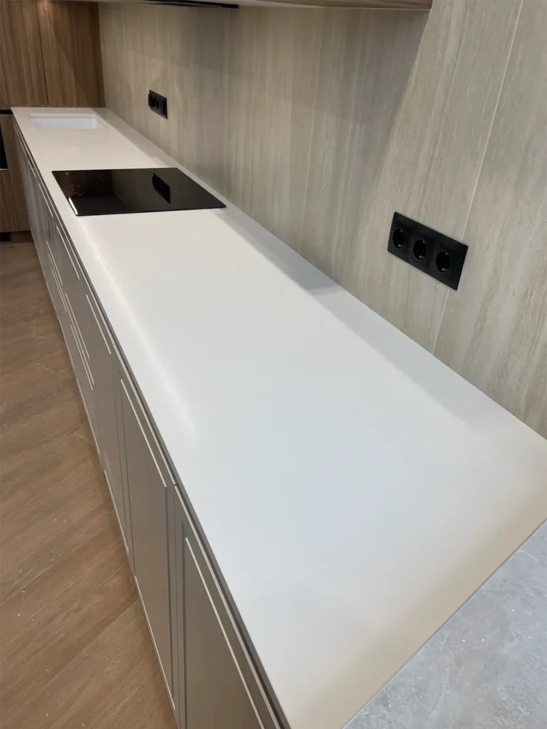 Пряма стільниця на кухню з кварцу Atem White 1117 — фото 4 — MAS — Modern Acrylic Stone