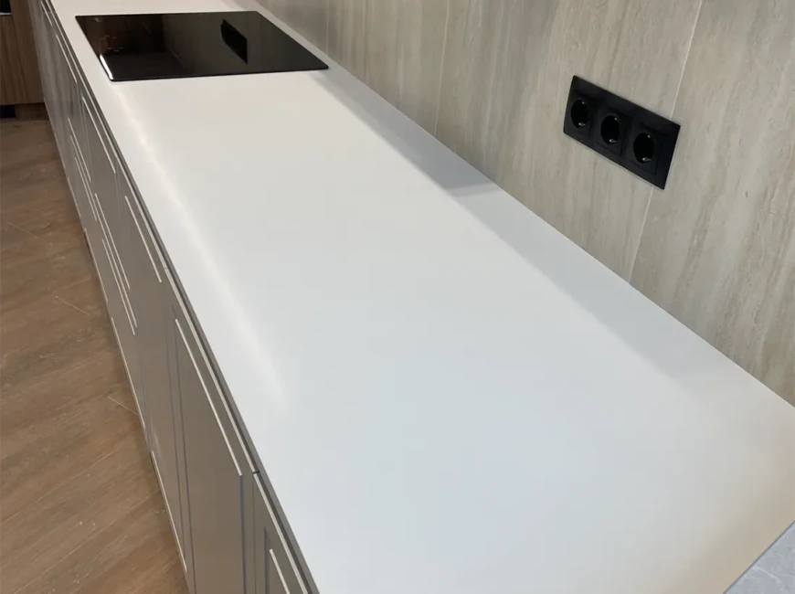 Пряма стільниця на кухню з кварцу Atem White 1117 — фото 4 — MAS — Modern Acrylic Stone