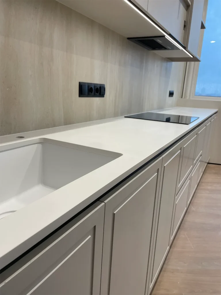 Прямая столешница на кухню из кварца Atem White 1117 — фото 2 — MAS — Modern Acrylic Stone