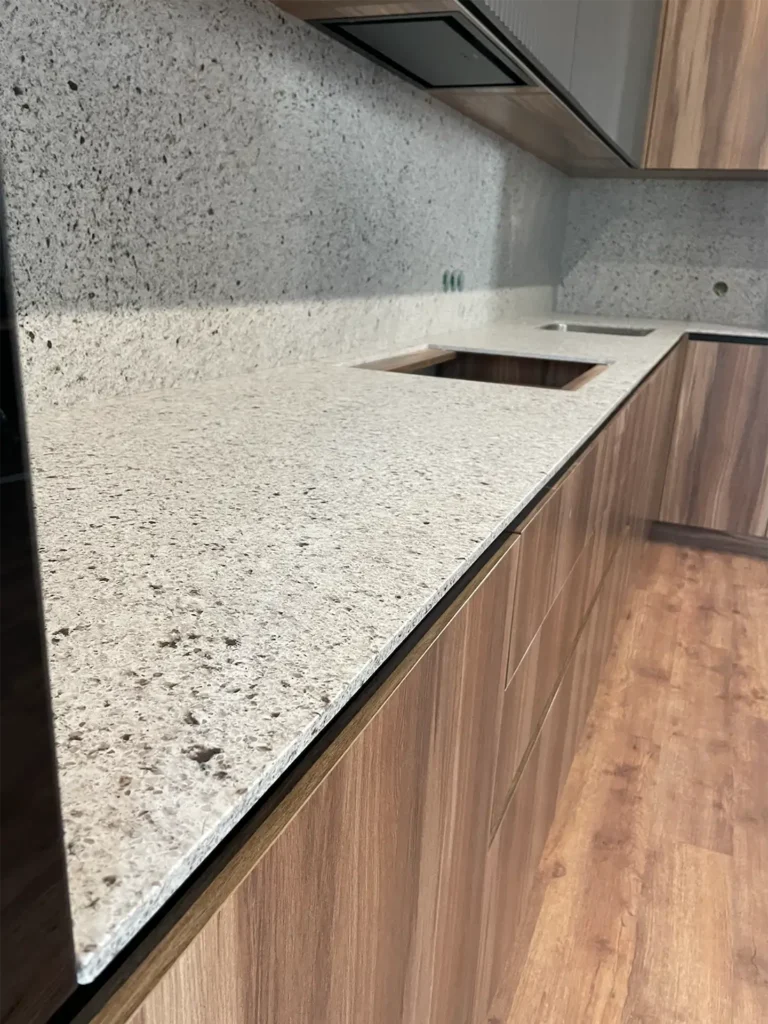 Угловая столешница и фартук из кварцевого камня Atem Grey Ice 005 — фото 3 — MAS — Modern Acrylic Stone