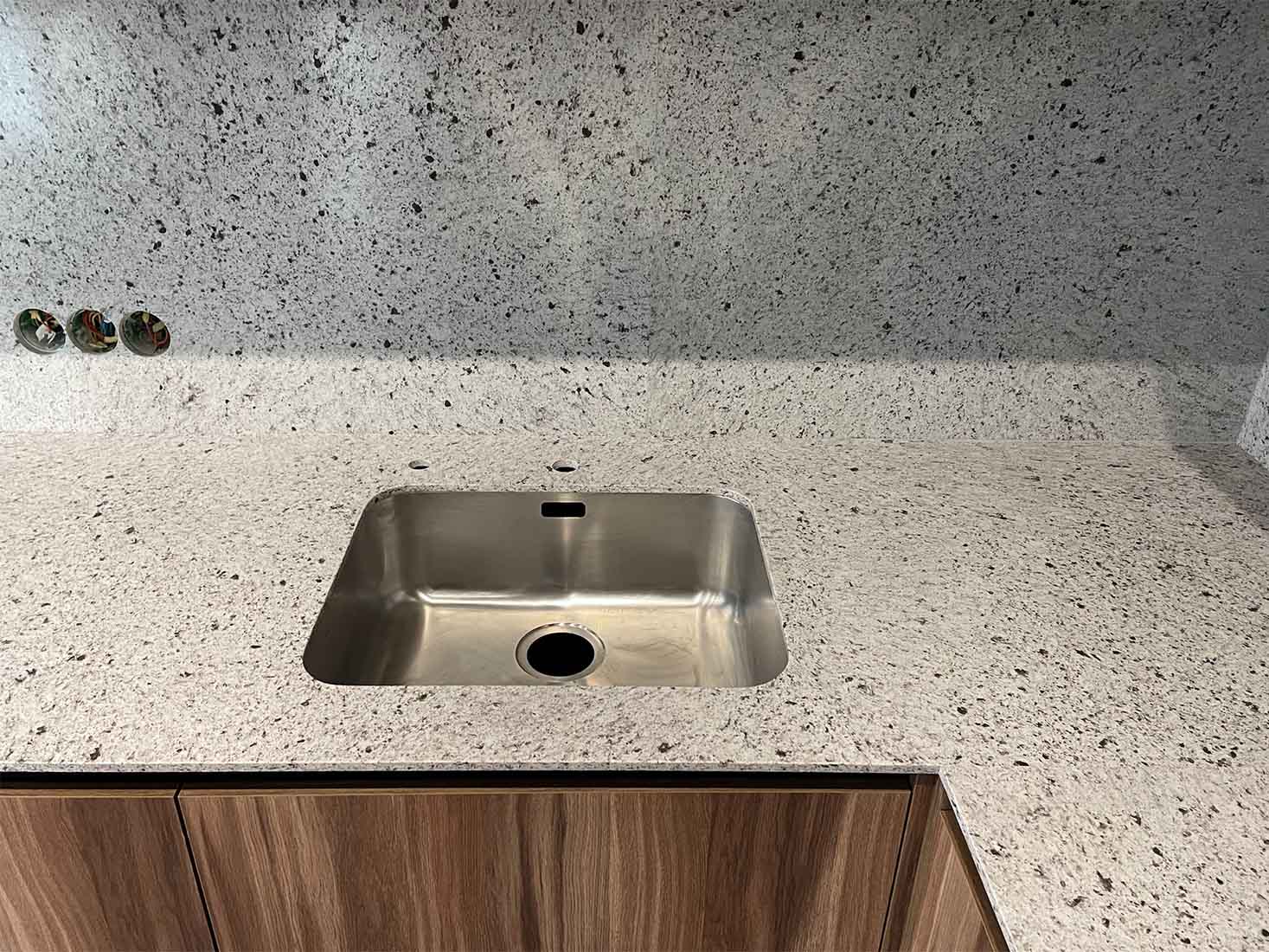 Угловая столешница и фартук из кварцевого камня Atem Grey Ice 005 — фото 5 — MAS — Modern Acrylic Stone