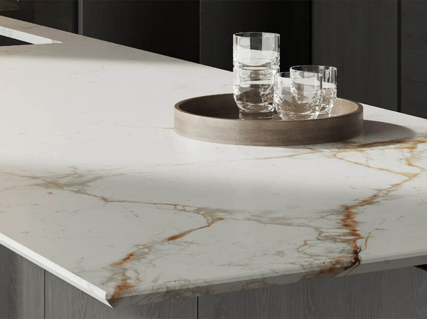 Широкоформатна керамогранітна плита Keralini Carrara Gold Fullbody — фото 4 — MAS — Modern Acrylic Stone