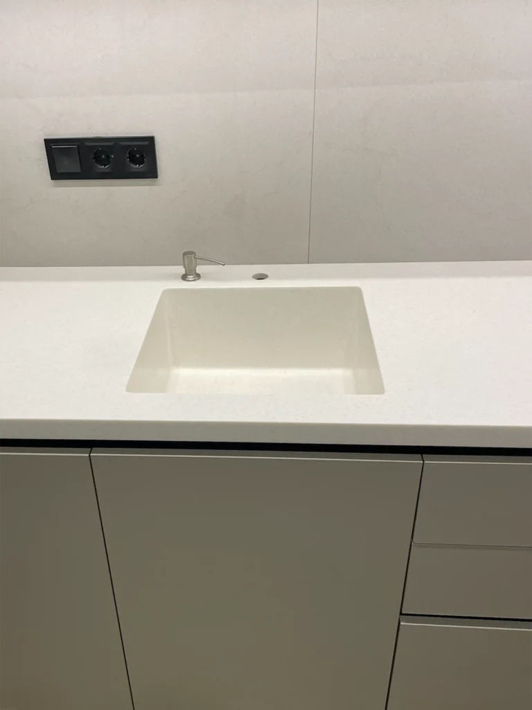 Кухонная столешница с мойкой из акрила Grandex S-204 Creamy Sand — фото 4 — MAS — Modern Acrylic Stone