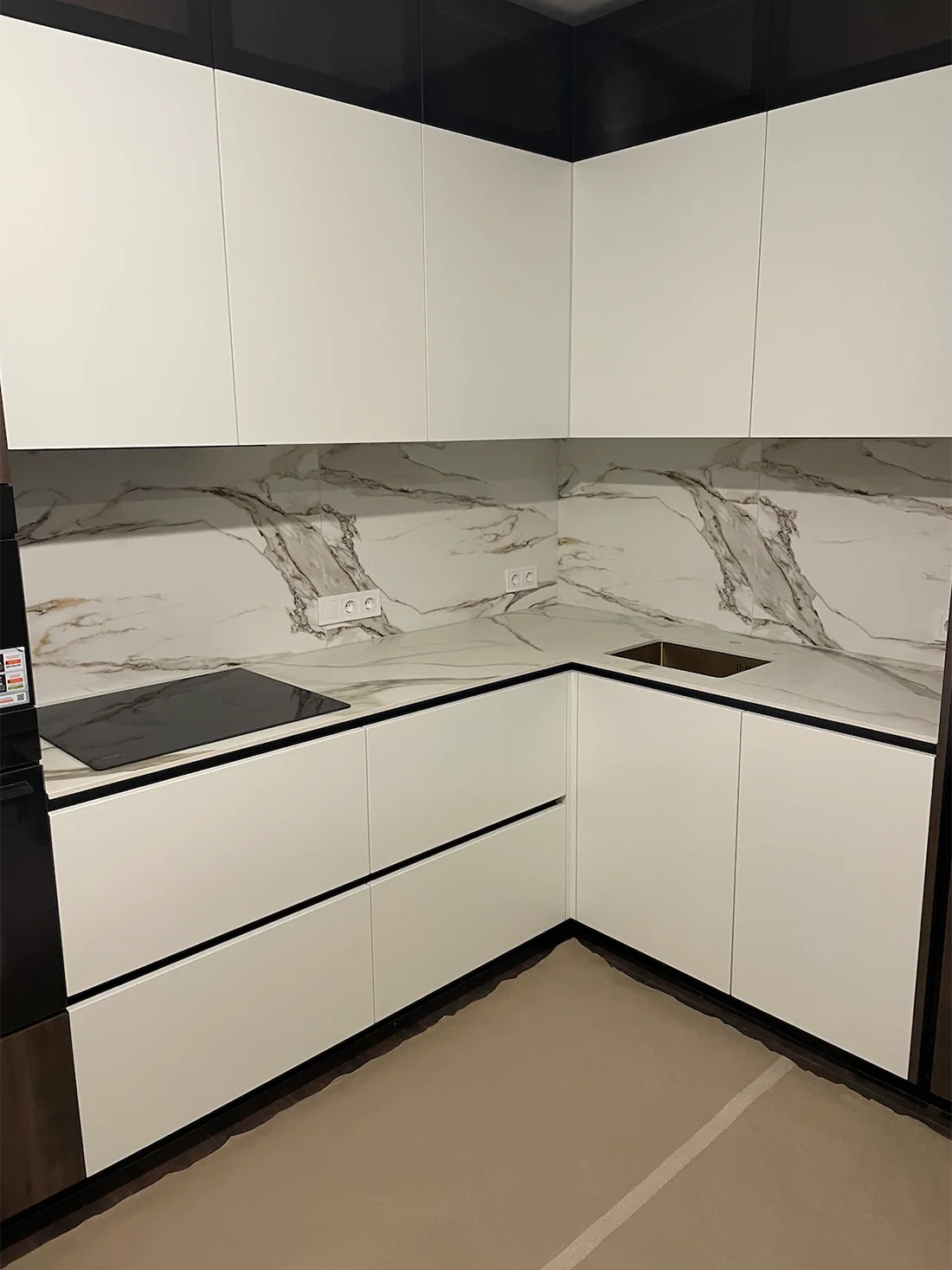 Кутова стільниця з керамограніту Keralini Calacatta Dorato — фото 1 — MAS — Modern Acrylic Stone