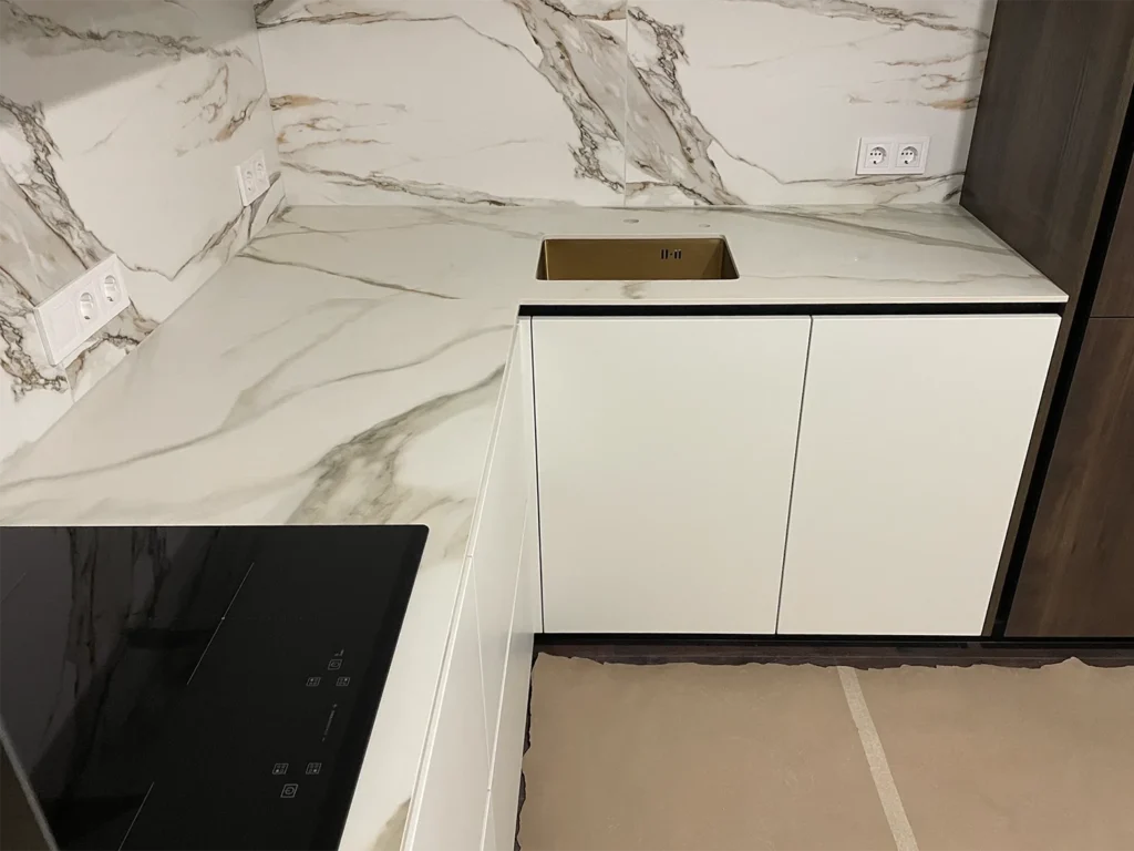 Кутова стільниця з керамограніту Keralini Calacatta Dorato — фото 3 — MAS — Modern Acrylic Stone