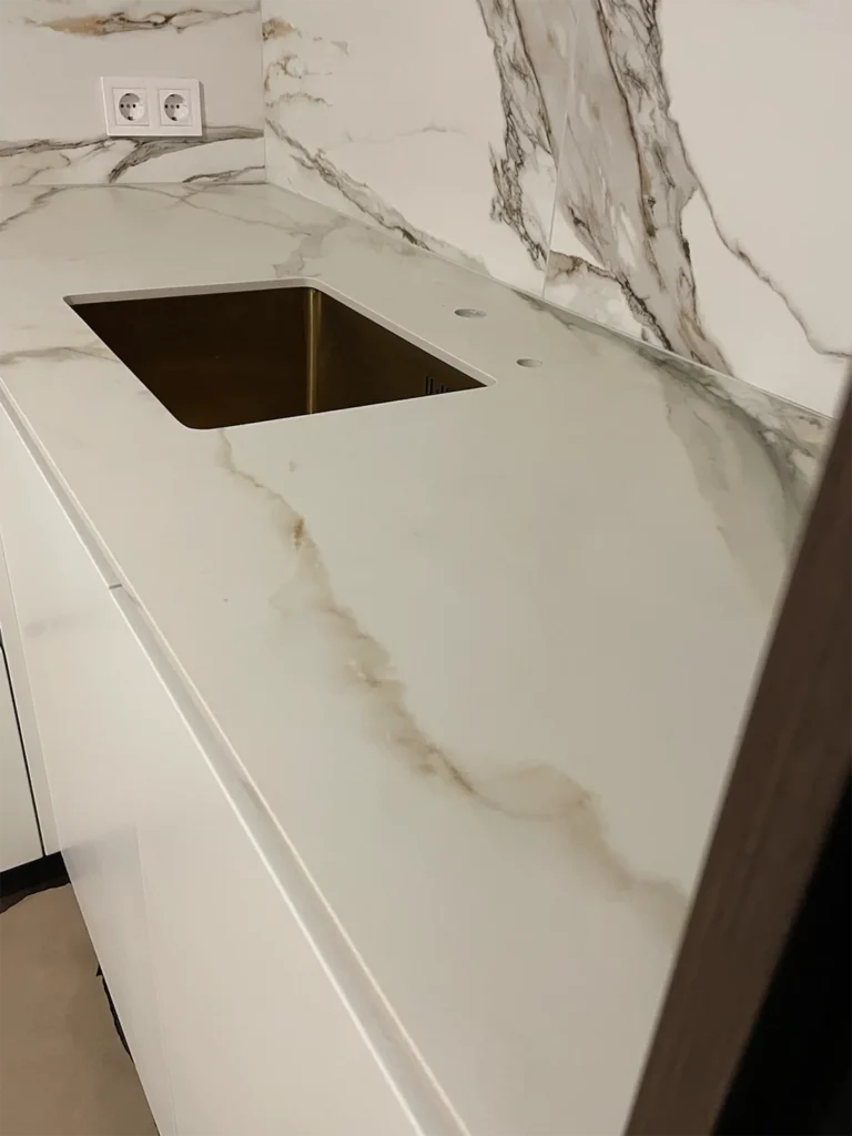 Кутова стільниця з керамограніту Keralini Calacatta Dorato — фото 4 — MAS — Modern Acrylic Stone
