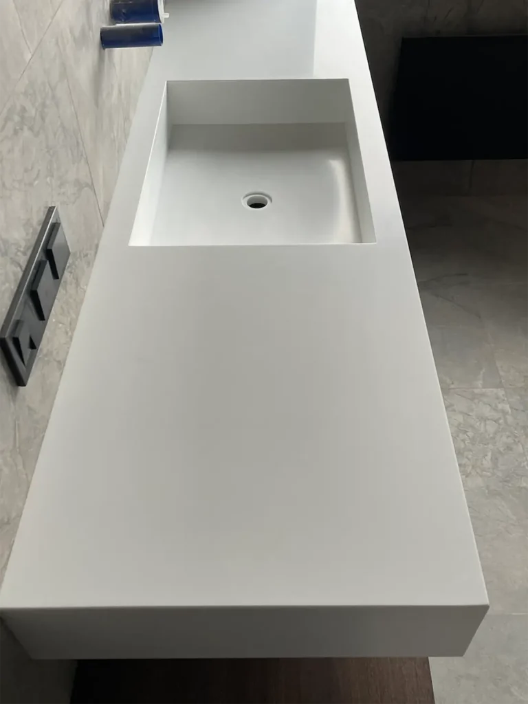 Навесная столешница с прямоугольной раковиной из акрила Grandex P-104 Pure White — фото 3 — MAS — Modern Acrylic Stone