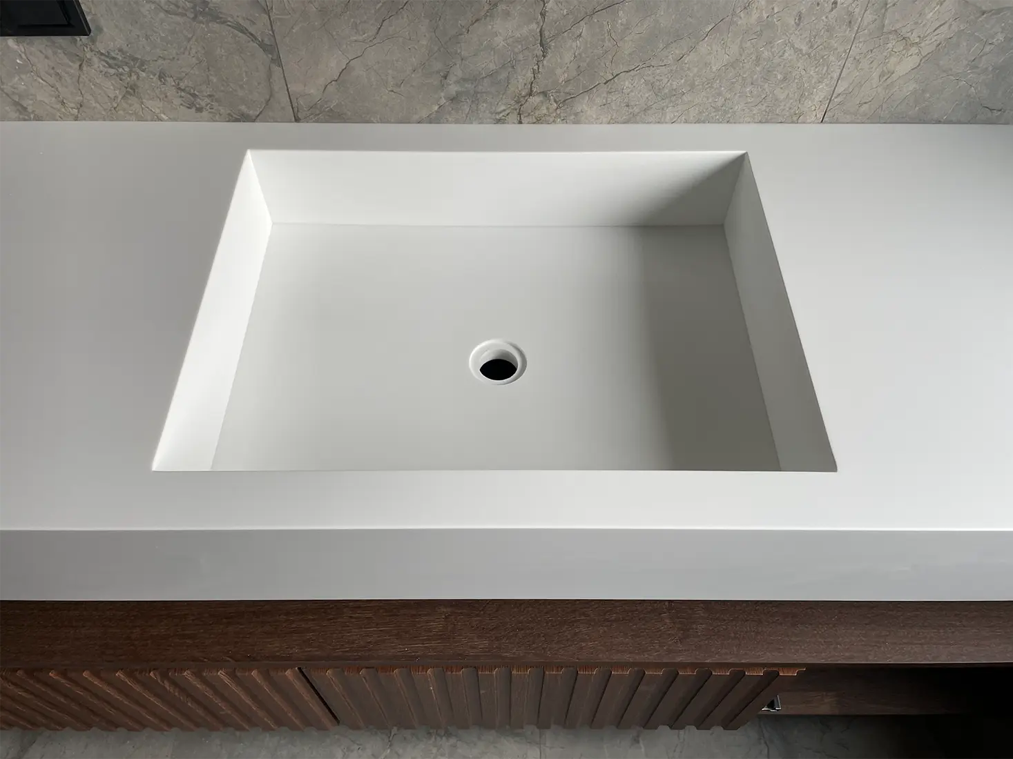 Навесная столешница с прямоугольной раковиной из акрила Grandex P-104 Pure White — фото 4 — MAS — Modern Acrylic Stone