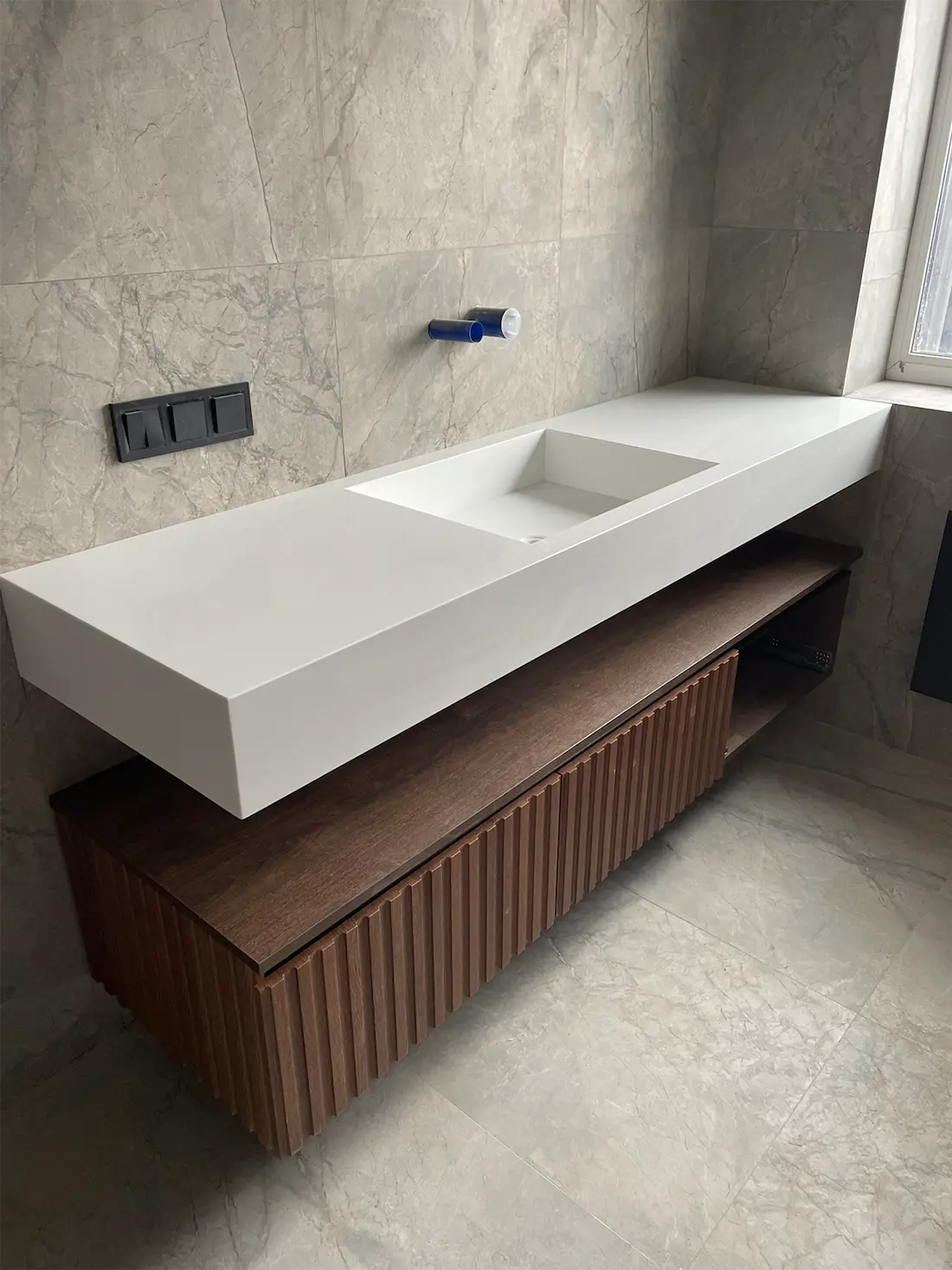 Навісна стільниця з прямокутною раковиною з акрилу Grandex P-104 Pure White — фото 1 — MAS — Modern Acrylic Stone