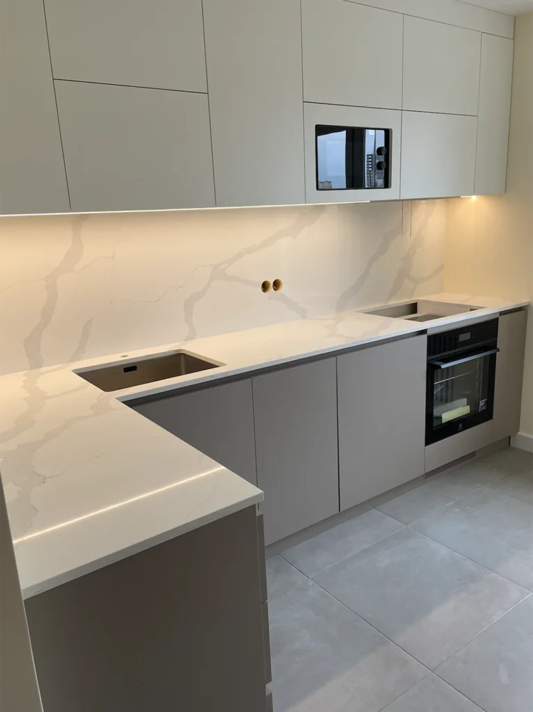 Стільниці та фартух з кварцу Avant Quartz 7440 Calacatta Bianco — фото 1 — MAS — Modern Acrylic Stone