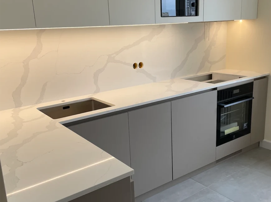 Стільниці та фартух з кварцу Avant Quartz 7440 Calacatta Bianco — фото 1 — MAS — Modern Acrylic Stone