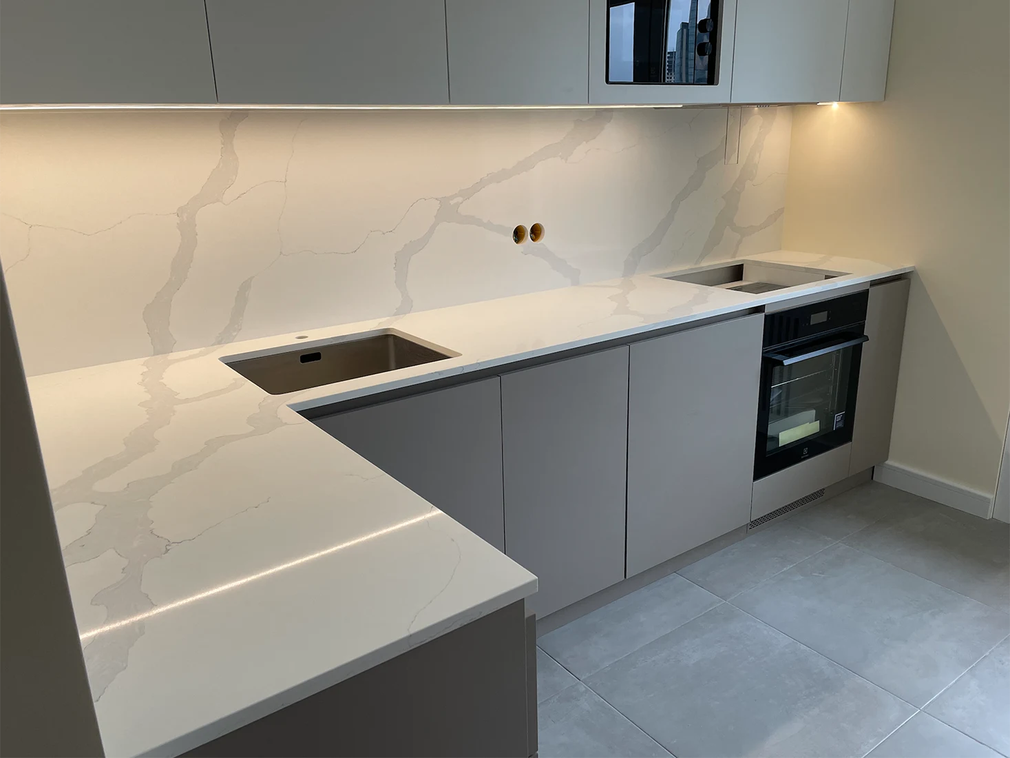Стільниці та фартух з кварцу Avant Quartz 7440 Calacatta Bianco — фото 2 — MAS — Modern Acrylic Stone