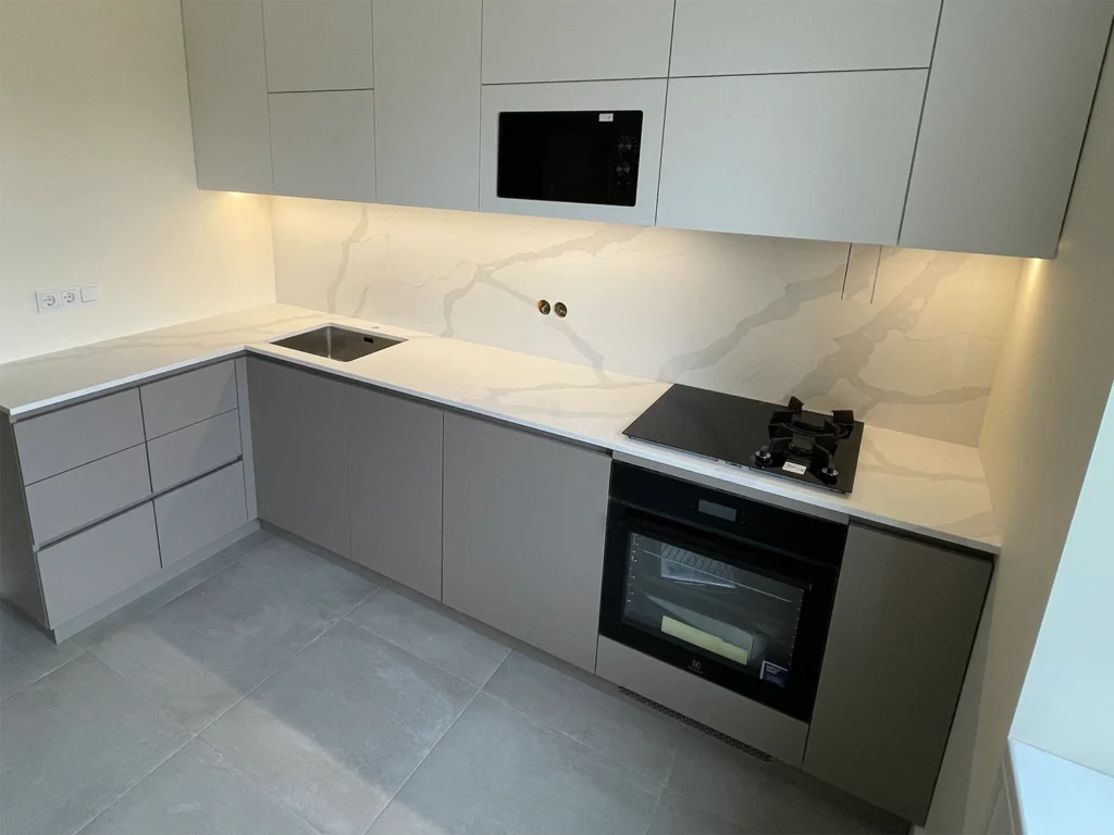 Стільниці та фартух з кварцу Avant Quartz 7440 Calacatta Bianco — фото 3 — MAS — Modern Acrylic Stone