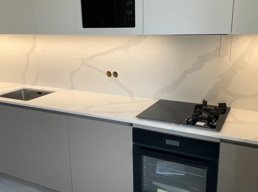 Стільниці та фартух з кварцу Avant Quartz 7440 Calacatta Bianco — фото 4 — MAS — Modern Acrylic Stone