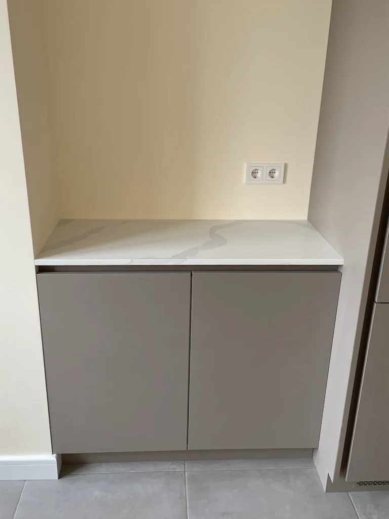 Стільниці та фартух з кварцу Avant Quartz 7440 Calacatta Bianco — фото 5 — MAS — Modern Acrylic Stone
