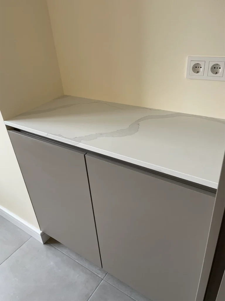 Стільниці та фартух з кварцу Avant Quartz 7440 Calacatta Bianco — фото 6 — MAS — Modern Acrylic Stone
