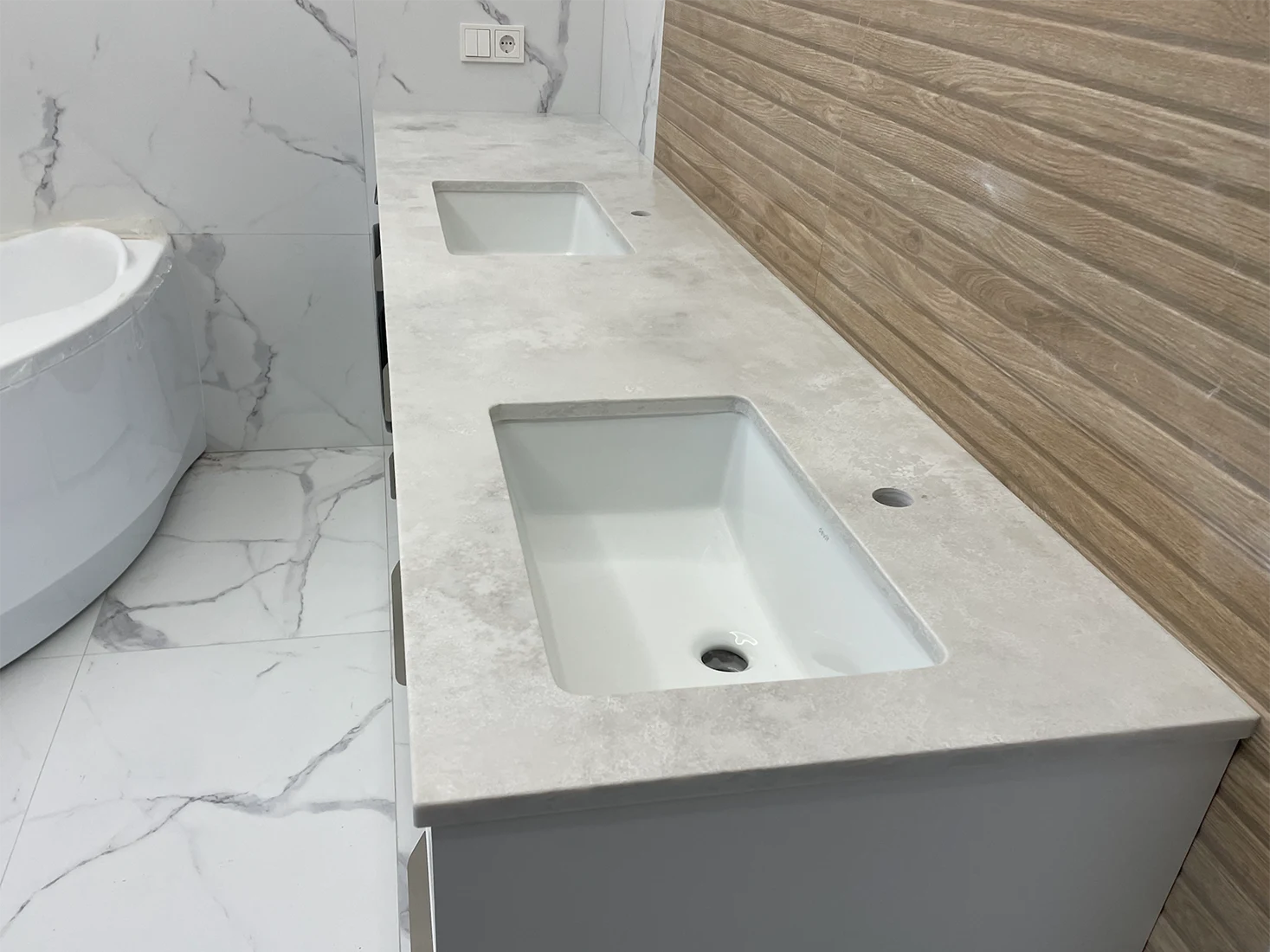 Стільниця у ванну кімнату з кварцу Avant Quartz 8100 Мулен — фото 2 — MAS — Modern Acrylic Stone