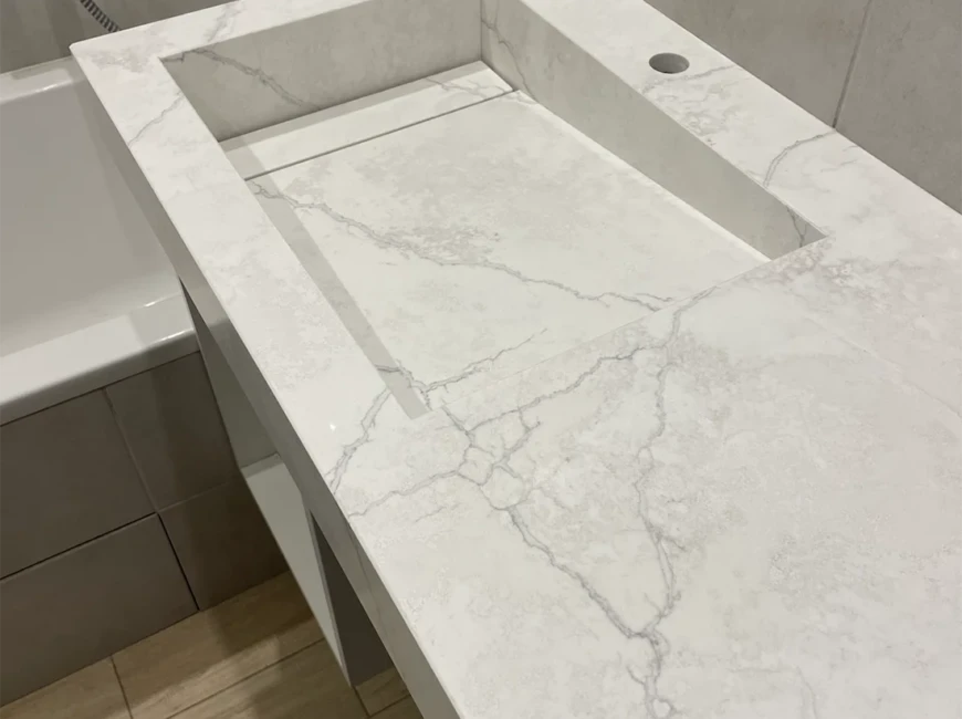 Стільниця з щілинною раковиною з кварцу Avant Quartz 7540 Calacatta Concorde — фото 1 — MAS — Modern Acrylic Stone