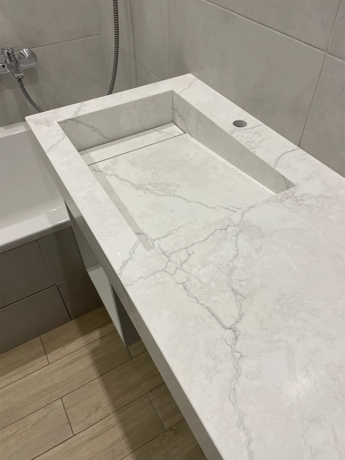 Стільниця з щілинною раковиною з кварцу Avant Quartz 7540 Calacatta Concorde — фото 1 — MAS — Modern Acrylic Stone