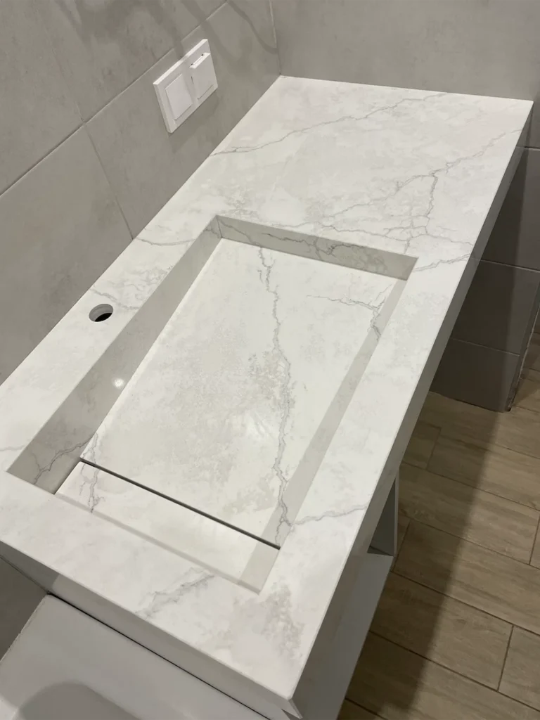 Стільниця з щілинною раковиною з кварцу Avant Quartz 7540 Calacatta Concorde — фото 3 — MAS — Modern Acrylic Stone