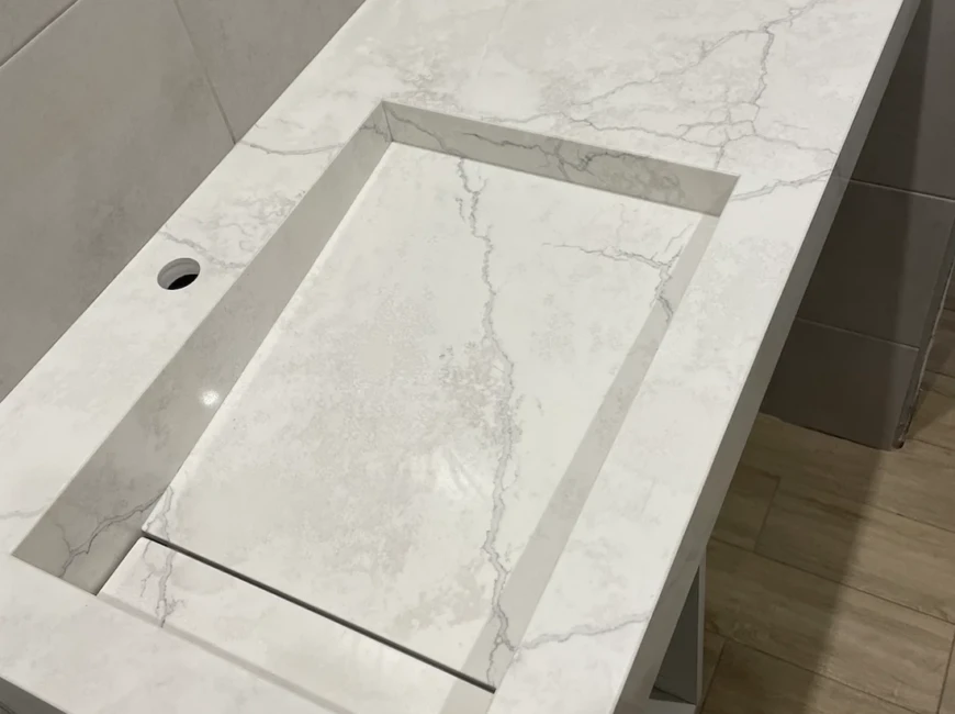 Стільниця з щілинною раковиною з кварцу Avant Quartz 7540 Calacatta Concorde — фото 3 — MAS — Modern Acrylic Stone