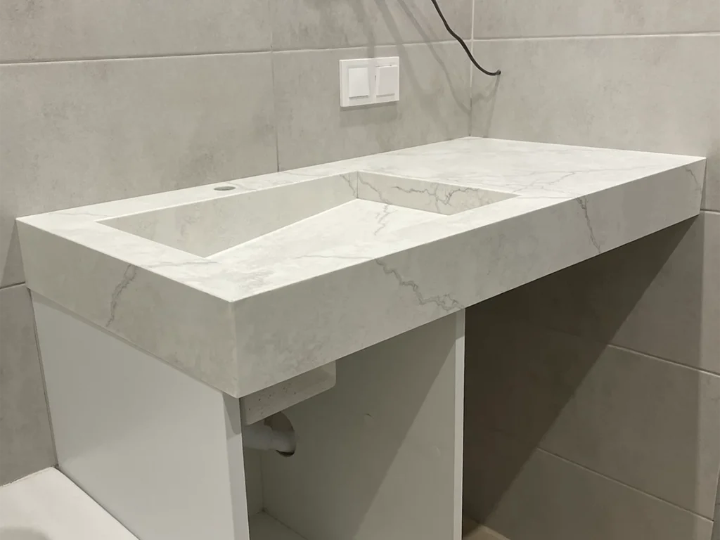 Стільниця з щілинною раковиною з кварцу Avant Quartz 7540 Calacatta Concorde — фото 6 — MAS — Modern Acrylic Stone