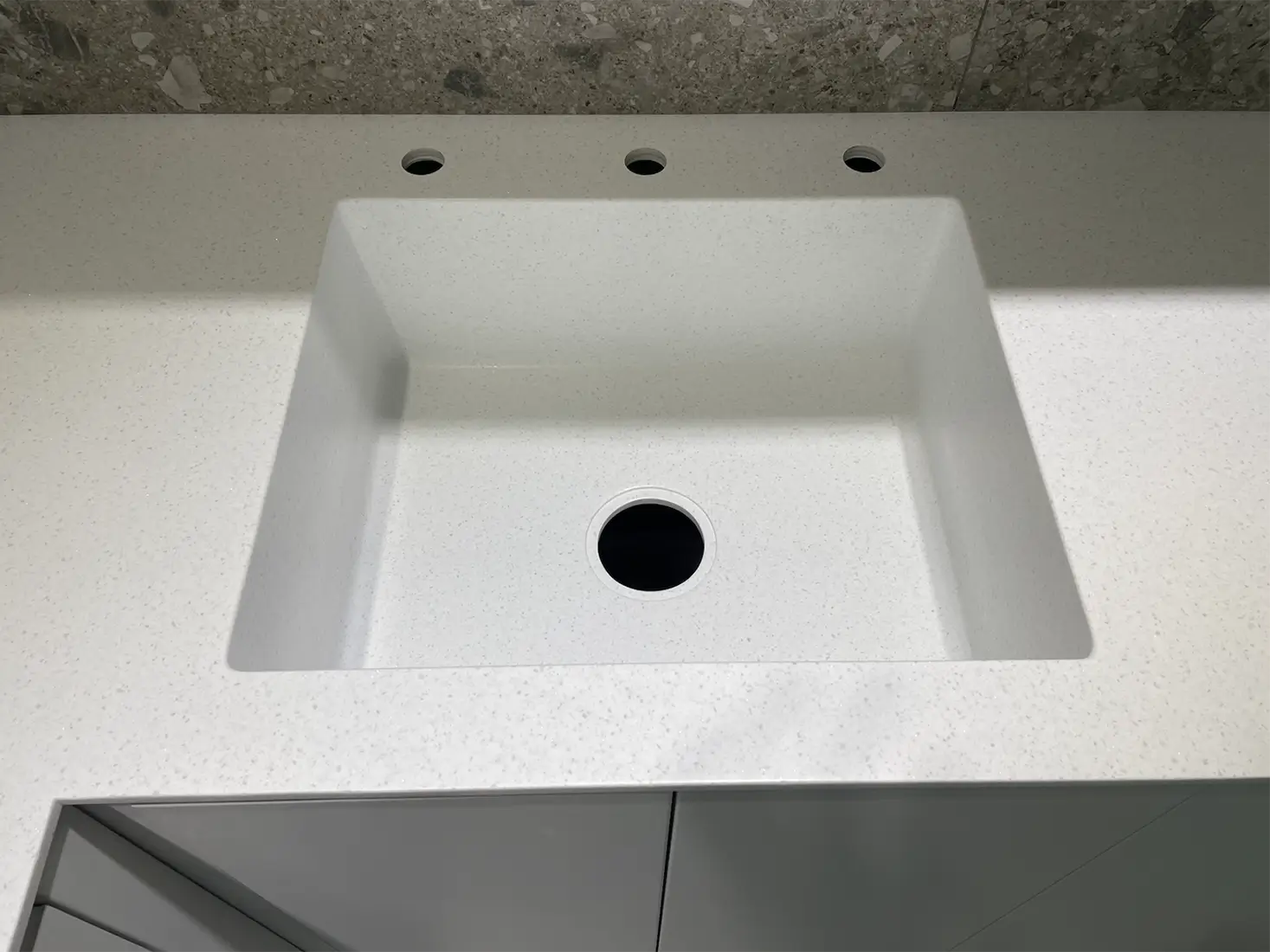 Столешница и мойка из акрилового камня Grandex A-422 Snow Pile — фото 6 — MAS — Modern Acrylic Stone