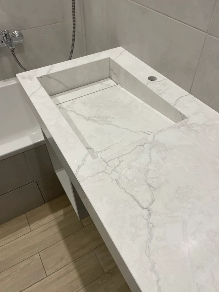 Столешница с щелевой раковиной из кварца Avant Quartz 7540 Calacatta Concorde — фото 1 — MAS — Modern Acrylic Stone