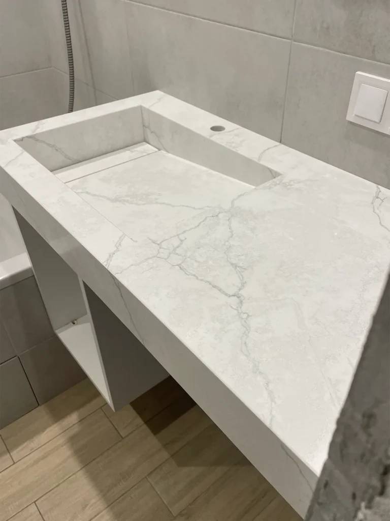 Столешница с щелевой раковиной из кварца Avant Quartz 7540 Calacatta Concorde — фото 2 — MAS — Modern Acrylic Stone