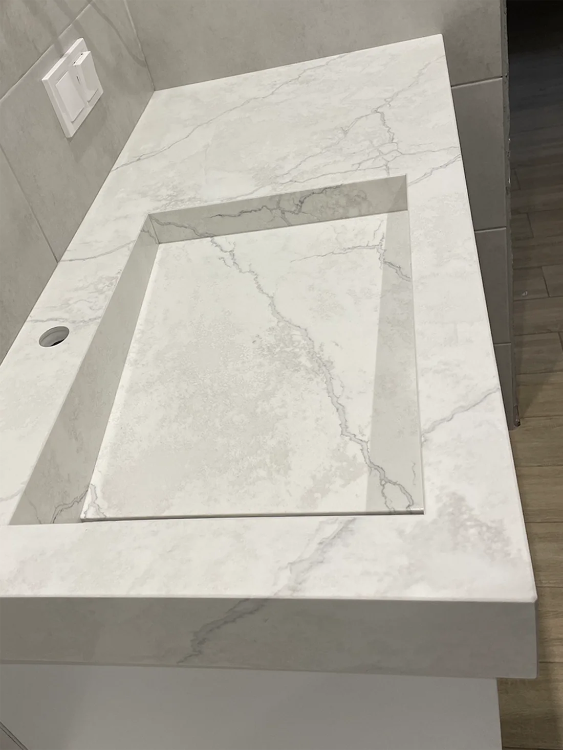 Столешница с щелевой раковиной из кварца Avant Quartz 7540 Calacatta Concorde — фото 4 — MAS — Modern Acrylic Stone