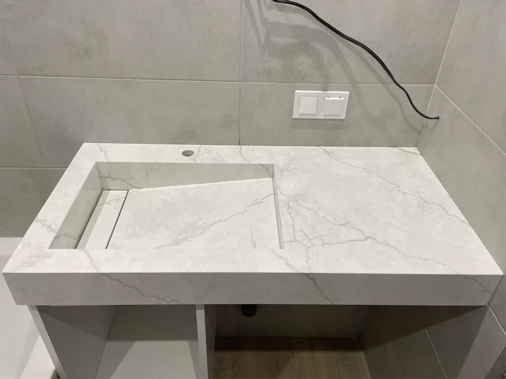 Столешница с щелевой раковиной из кварца Avant Quartz 7540 Calacatta Concorde — фото 5 — MAS — Modern Acrylic Stone