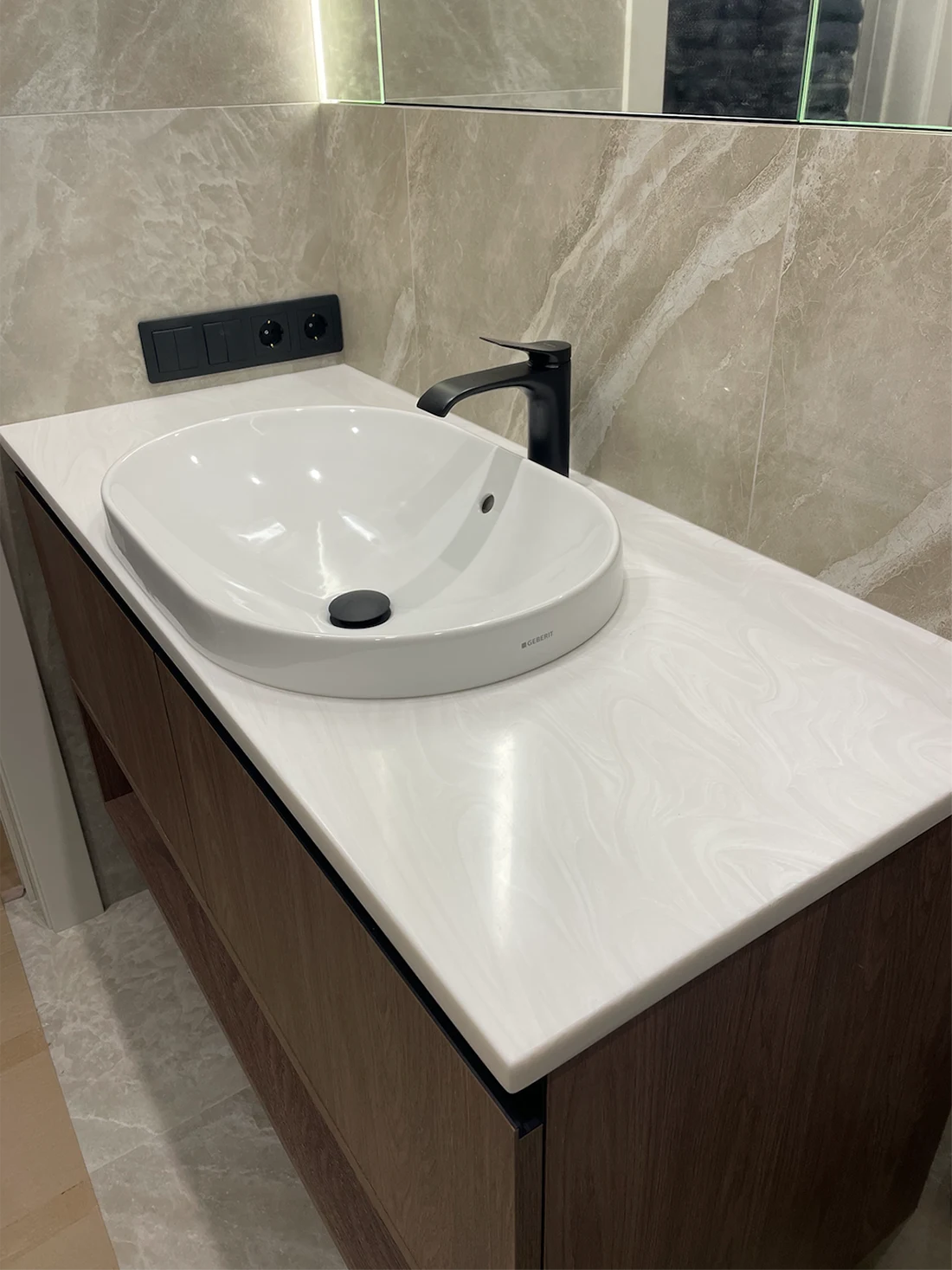 Столешница в санузел из акрилового камня Grandex M-707 Noble Pearl B — фото 1 — MAS — Modern Acrylic Stone