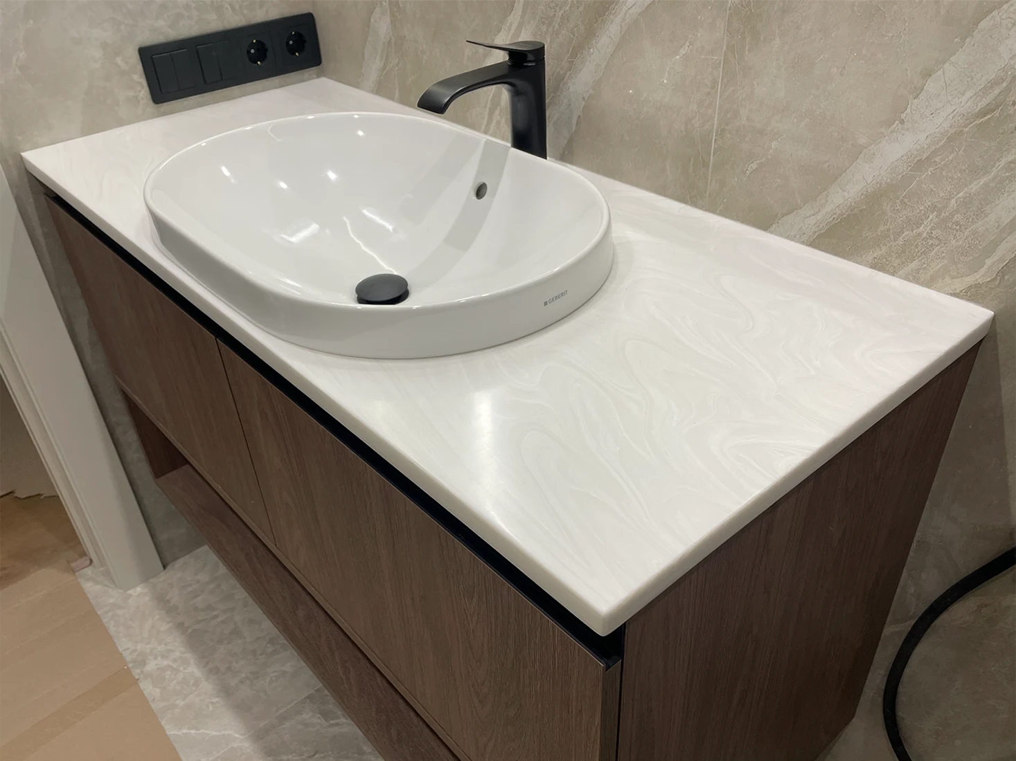 Столешница в санузел из акрилового камня Grandex M-707 Noble Pearl B — фото 2 — MAS — Modern Acrylic Stone