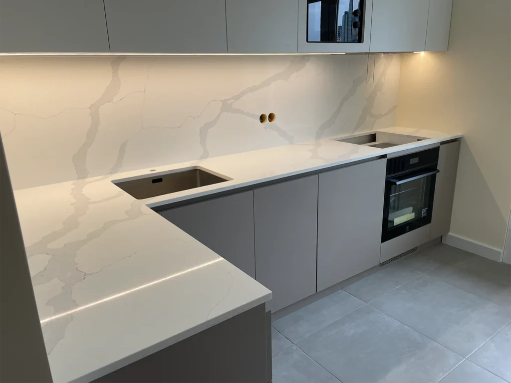 Столешницы и фартук из кварца Avant Quartz 7440 Calacatta Bianco — фото 2 — MAS — Modern Acrylic Stone