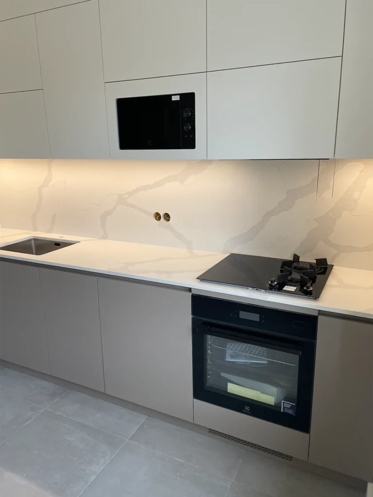 Столешницы и фартук из кварца Avant Quartz 7440 Calacatta Bianco — фото 4 — MAS — Modern Acrylic Stone