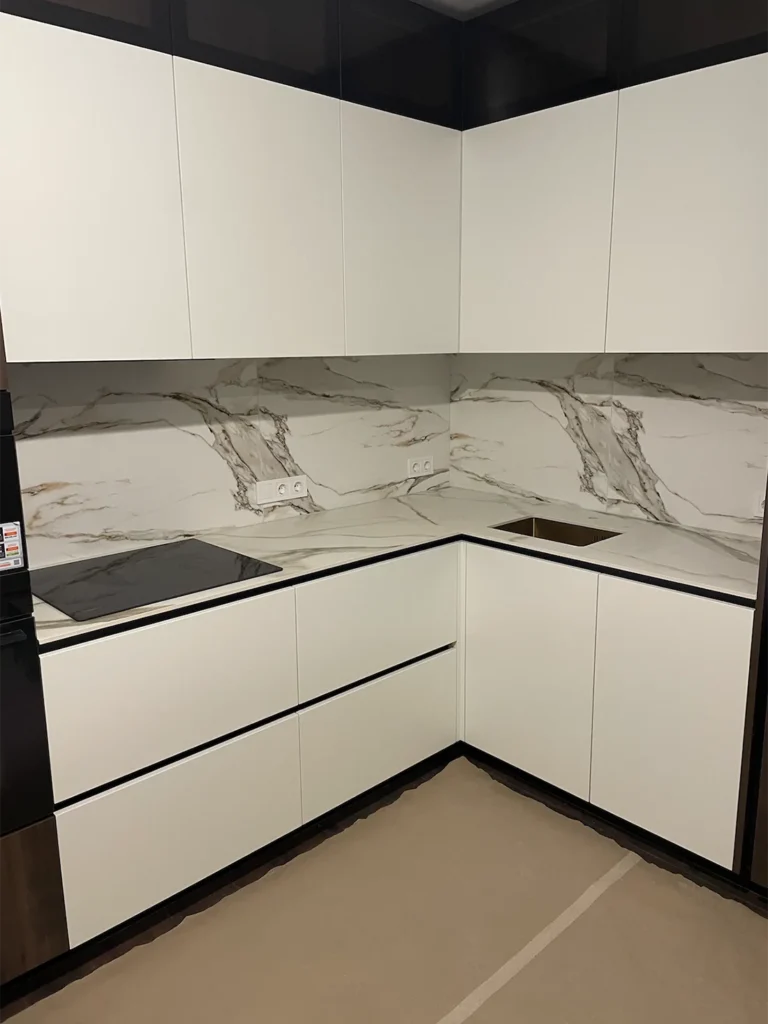 Угловая столешница из керамогранита Keralini Calacatta Dorato — фото 1 — MAS — Modern Acrylic Stone