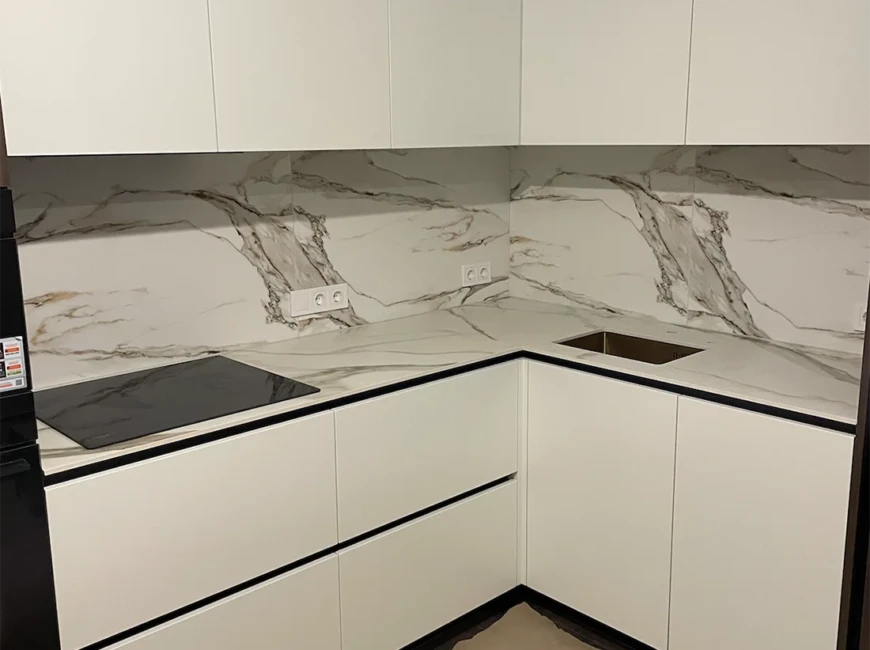 Угловая столешница из керамогранита Keralini Calacatta Dorato — фото 1 — MAS — Modern Acrylic Stone