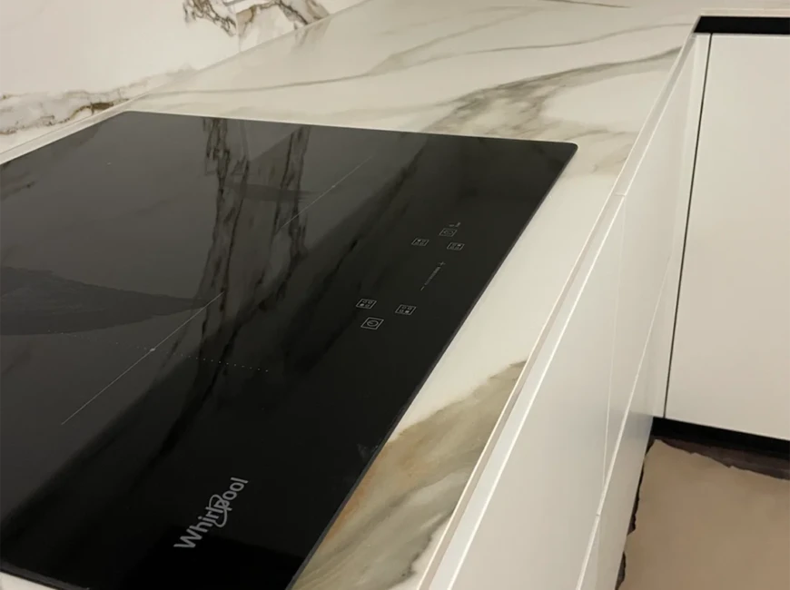 Угловая столешница из керамогранита Keralini Calacatta Dorato — фото 2 — MAS — Modern Acrylic Stone