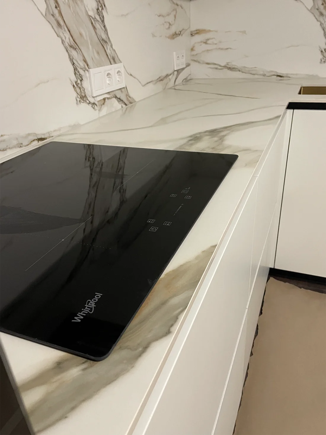 Угловая столешница из керамогранита Keralini Calacatta Dorato — фото 2 — MAS — Modern Acrylic Stone