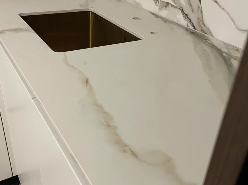 Угловая столешница из керамогранита Keralini Calacatta Dorato — фото 4 — MAS — Modern Acrylic Stone