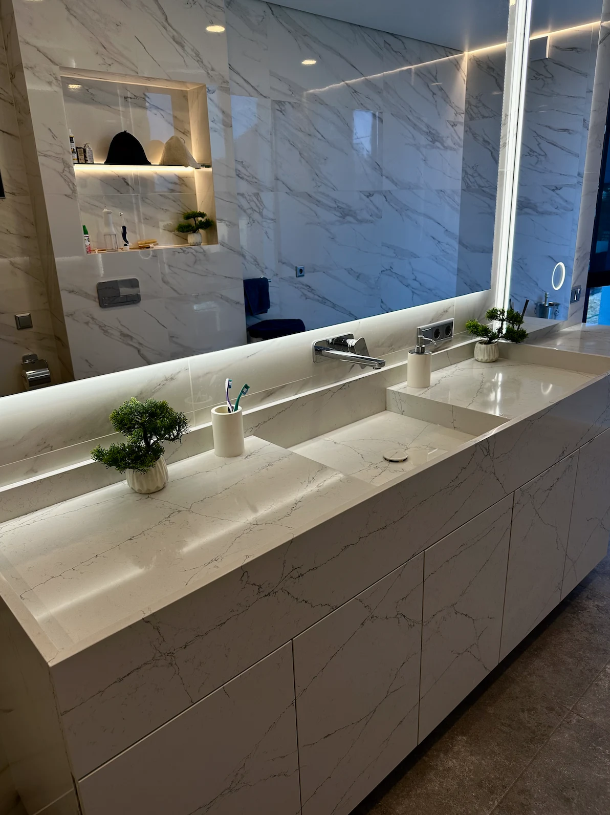 Умивальник з тумбою та туалетний столик з кварцу Quartzforms Planet Neptune 2025 — фото 3 — MAS — Modern Acrylic Stone