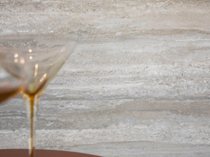 Широкоформатна керамогранітна плита Marazzi Grande Stone Look Travertino Silver 3D — фото 4 — MAS — Modern Acrylic Stone